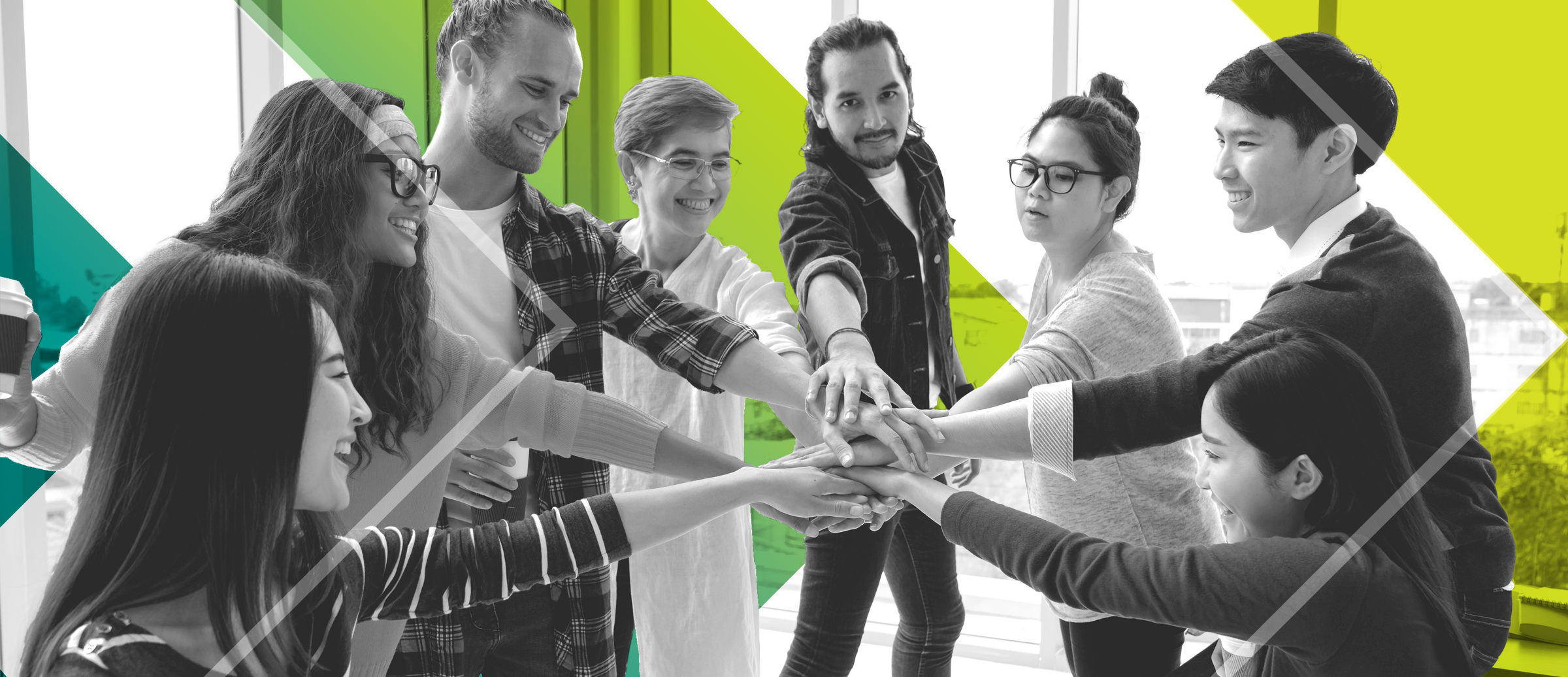 Un groupe de personnes qui se joignent les mains.