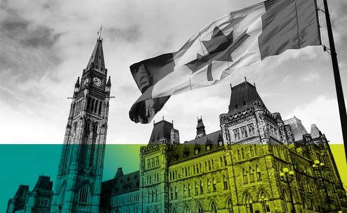 Le drapeau canadien devant l’édifice du Parlement.