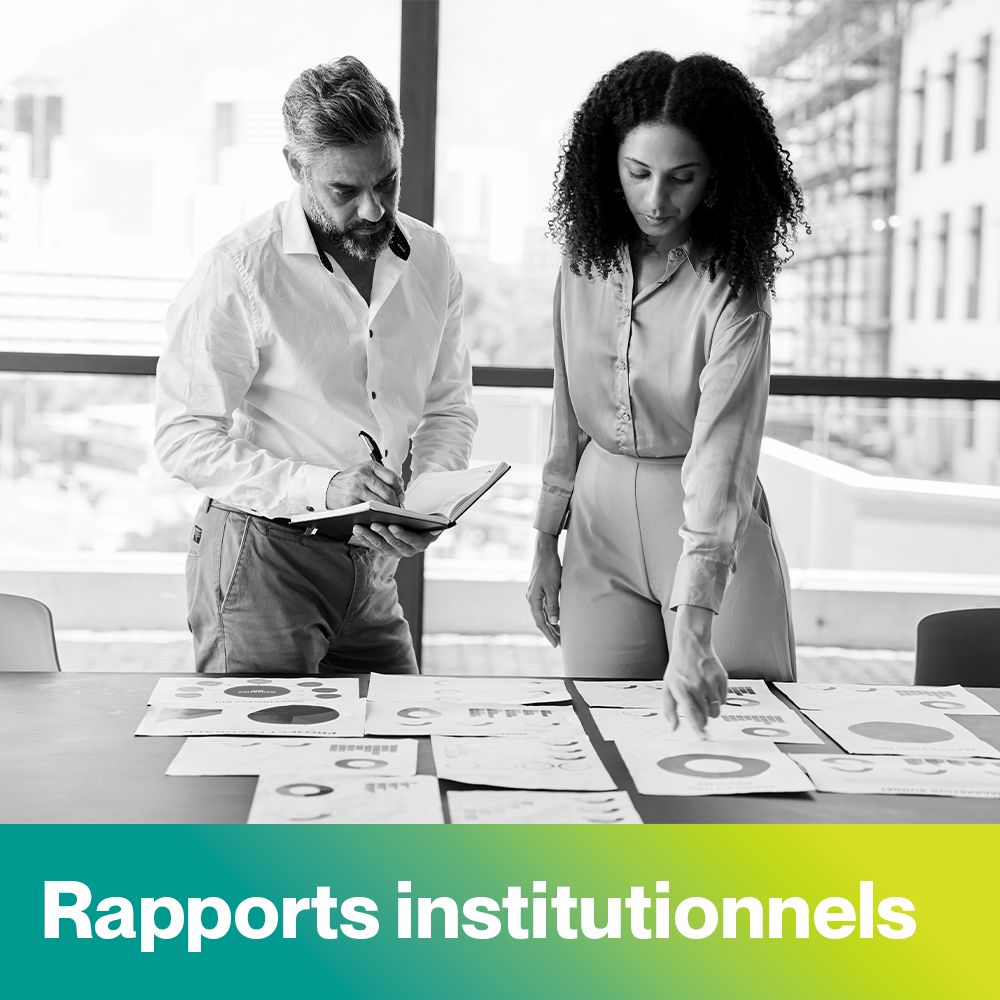 Deux personnes regardent des documents sur une table.