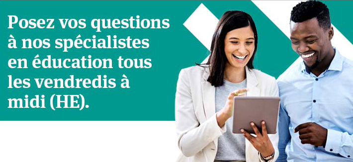 Un homme et une femme qui regardent une tablette.